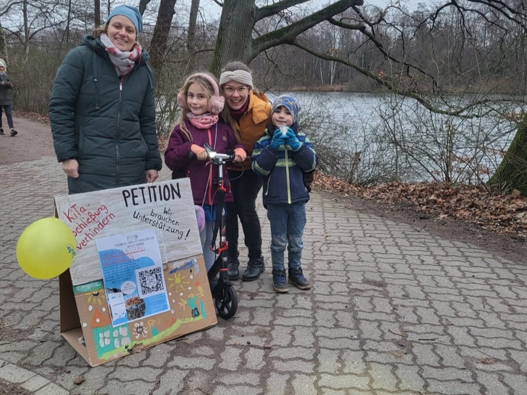 Kinder, Eltern und Aufsteller am Bramfelder See