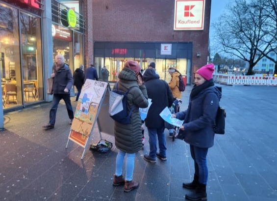 Eltern sammeln Unterschriften, im Hintergrund Kaufland