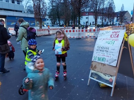 Aufsteller mit Kindern