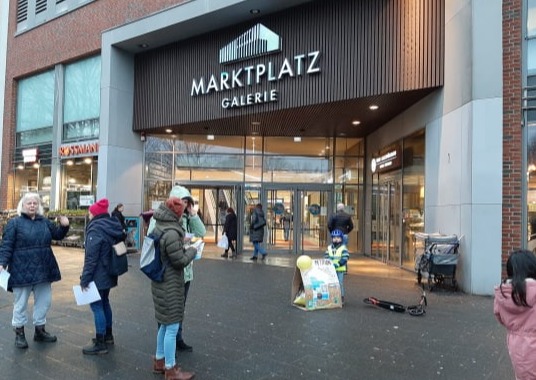 Gespräche vor der Marktplatz Galerie in Bramfeld